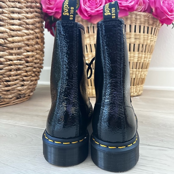 Dr Marten 1460 WOMEN'S DISTRESSED PATENT LEATHER BOOTS black - Picture 8 of 9